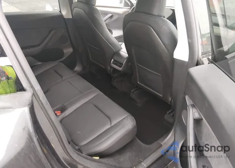 2024 Tesla Model Y Long Range Dual Motor All-Wheel Drive/Rwd z USA, uszkodzony, nr VIN 7SAYGDED2RF044228